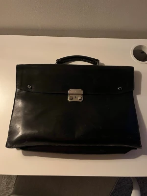 Svart portfölj  - Hej, säljer denna snygga portfölj som jag köpte i Italien på en second hand affär. Den är i bra skick med lite täcken på användning. Skriv till mig vid minsta fundering. Mvh Marius 