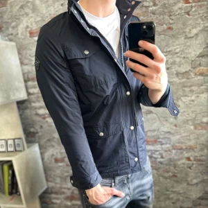 Hackett London Field Jacket - Mycket fint skick, inga defekter. Storlek 15-16 men sitter som XS, passar dig som är mellan 165-175cm ungefär. Nypris ca 3000kr. Modellen är 185 cm, 79 kg. Passar bra nu till vintern. Skriv för mer information!🤝
