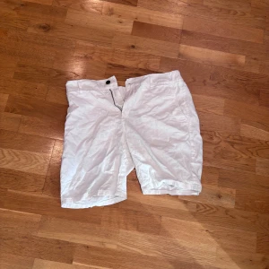 Vita linneshorts  - Snygga vita shorts från C i en skön blandning av linne och bomull. Klassisk modell med fickor fram och bak, stängs med dragkedja och knapp. Perfekta för varma dagar och chill stil.