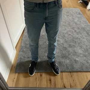Ljusblå Lee jeans slim fit - Säljer ett par ljusblå jeans från Lee.             Jeansen har slim passform och normal midja, tillverkade i mjukt denimtyg.                                             29/32 storlek.                                                                  Bara att skriva om ni har några funderingar🙌