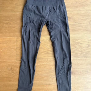 Bruna seamless tights från Relode - Säljer ett par bruna seamless tights från Relode med scrunch-detalj bak och hög midja. Modellen är den som är på sista bilden. Knappt använda. 