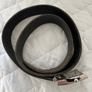 Skärp  - Svart skärp som är i ett mycket bra skick utöver eventuellt hur den ser ut på insidan som ni ser på bilderna 