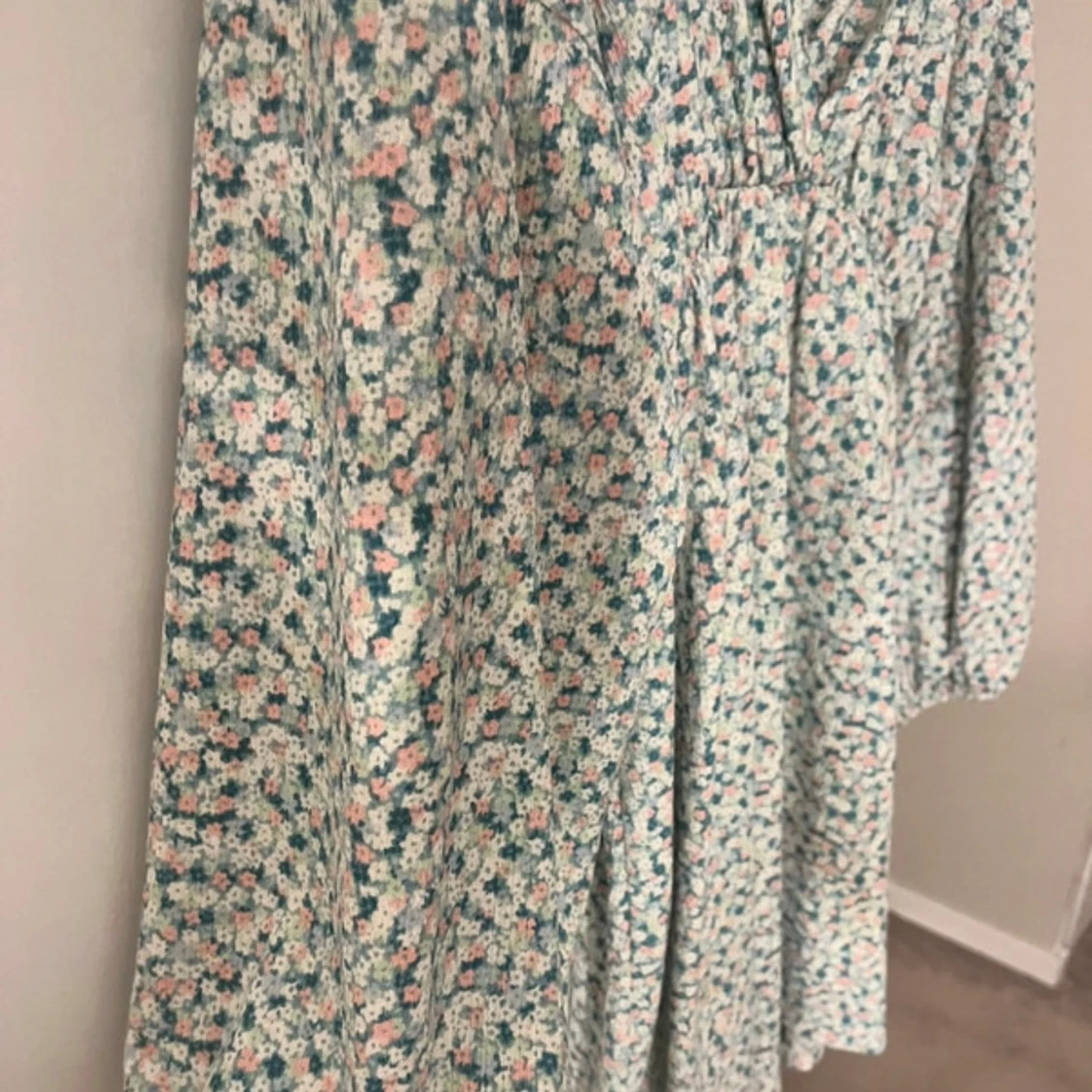 Blommig omlottklänning Gina - 4