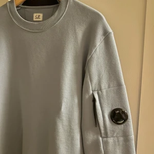 CP Company tröja - Säljer en schysst sweatshirt från CP Company | Köpt på Johnells (nypris 2200kr) | Nyskick, använd någon enstaka gång | Storlek Medium | Modellen på bilden är 178cm | Hör av dig vid minsta fundering