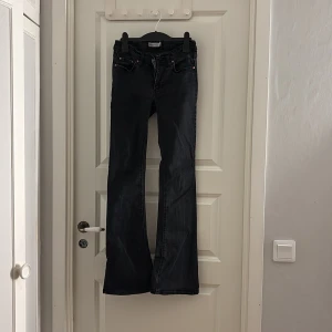 Svarta jeans från Gina Tricot  - Svarta jeans som jag säljer då de inte kommer till användning. Köpt för 500.