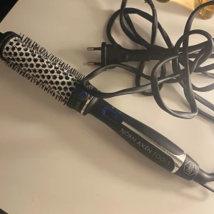 Björn Axén värmeborste - Värmeborste från Björn Axén, perfekt för att skapa volym och blow outs. Har användt den 2-3 gånger annars har den bara suttit i lådan💗minsta storleken (30mm)