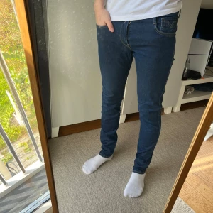 Replay anbass jeans - Tja! Säljer denna feta jeans från Replay!| Modell: Anbass, lapp saknas| Mycket gott skick, liten defekt på benet, men annars ser det bra ut!| Pris alltid diskuterbart!| Vid fler frågor tveka inte att kontakta mig!| //Nils- köp efter 25/10 kommer skickas 29/10!