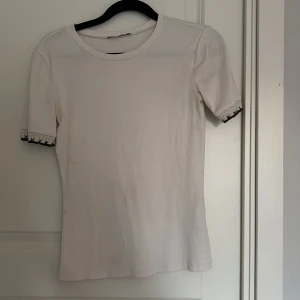 Vit topp med spetsdetalj från Zara - Säljer denna gulliga topp då jag aldrig använt den☺️