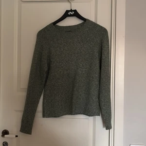 Stickad tröja - En mossgrön tröja från Vero Moda. Säljer då den inte används. Bra skick.