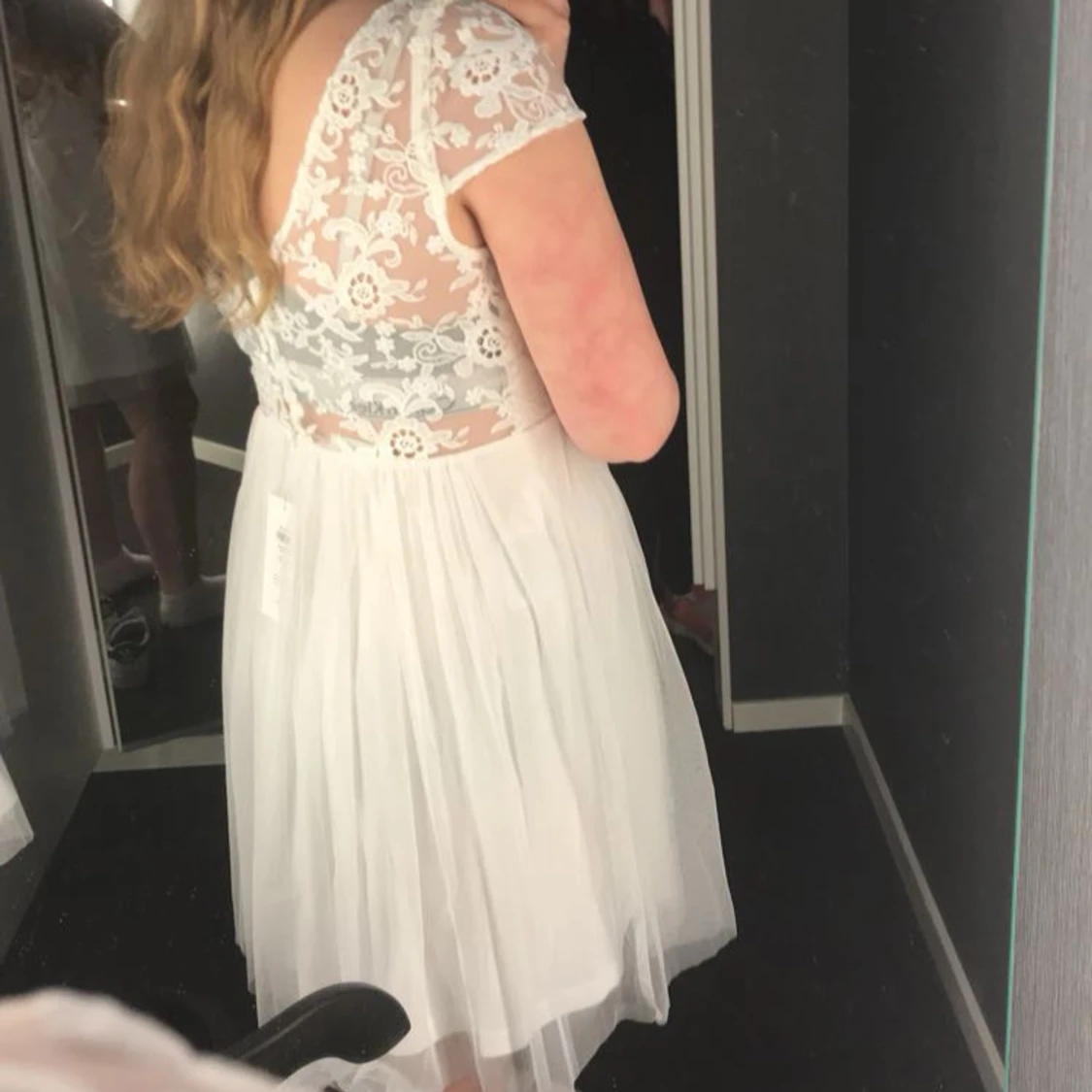 Vit spetsklänning med öppen rygg - 2