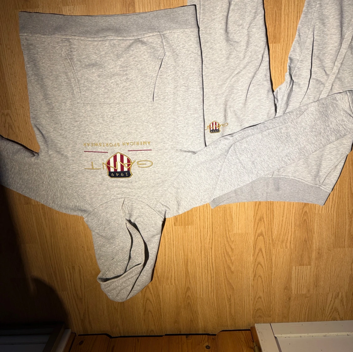 Grå GANT hoodie med broderad logga - 1