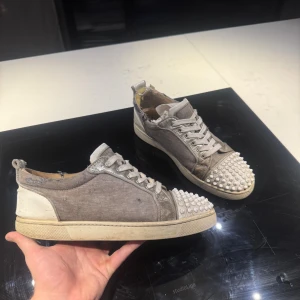 Unika Louboutins - Galen snygga och unika Louboutins storlek 41 men passar större, 41,5/42 //. Alla defekter finns med på bilderna, självklart äkta också!