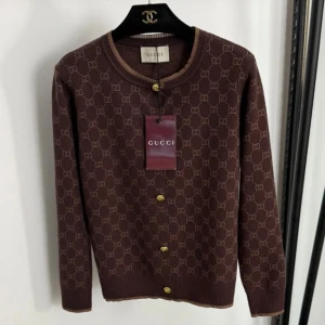 Stickad tröja - Ny, stickad cardigan. Förpackning medföljer. Passar S-M