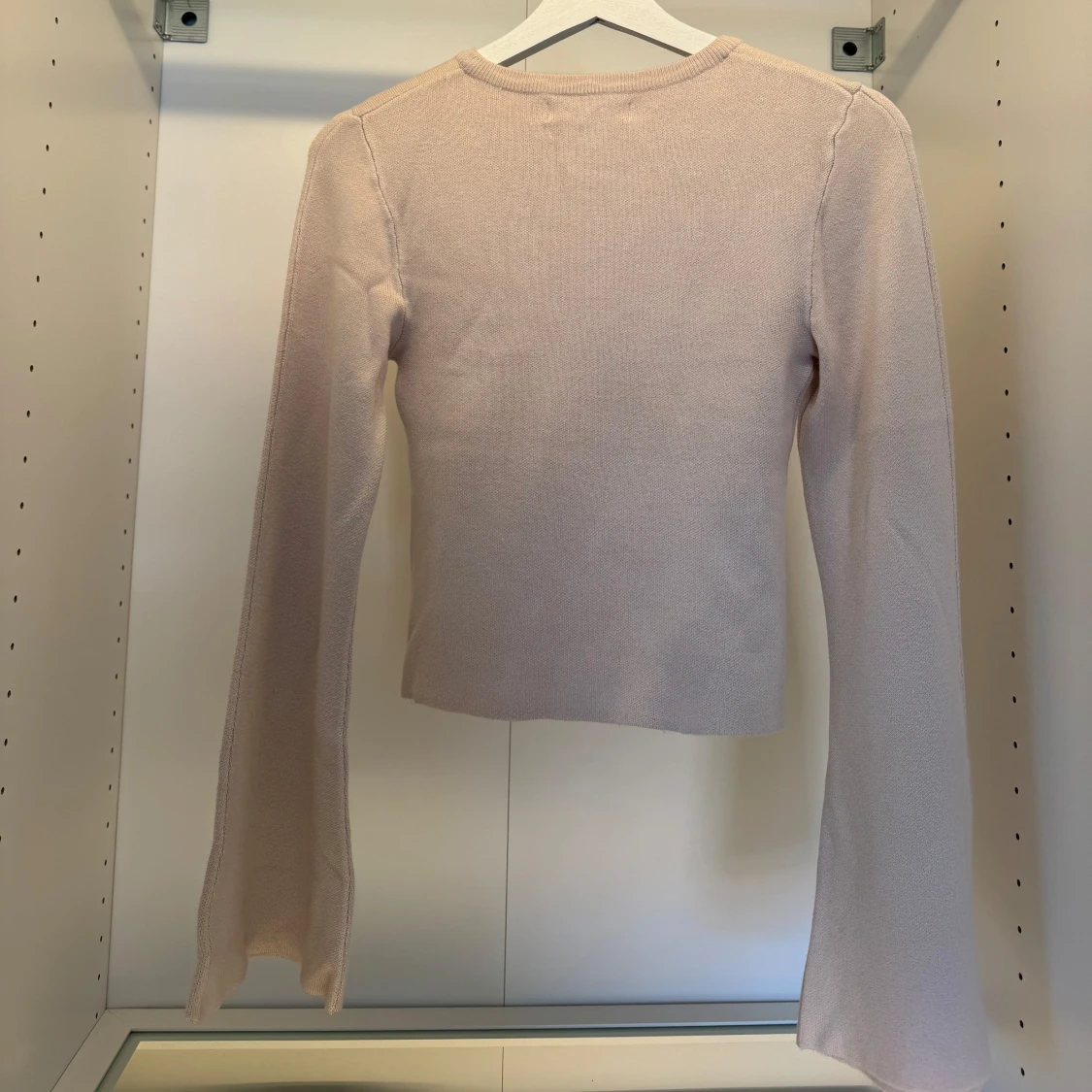 Beige stickad tröja med vida ärmar - 1