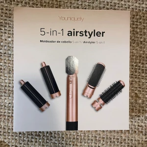 Hår - Youniquely 5-in-1 Airstyler med fem olika stylingtillbehör för lockar, volym och rakning. Fick den som present! Använde den i en månad och fick sedan ny hårutrustning så jag behöver den inte längre! (köpte den runt juli) originalpriset var 485 kr