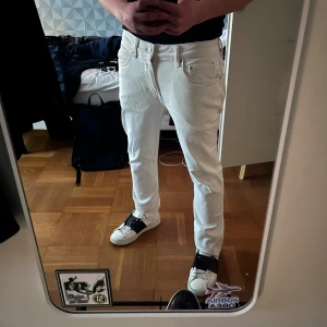 Vita jeans från H&M - Tja! Säljer ett par snygga vita jeans i bomullsmaterial. Modellen är straight regular. Lite smuts nere vid byxbenet som man inte märker av! Billigt pris och fri frakt!🍾