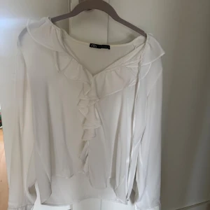 Vit blus  - Jättefin Zara blus, är helt som ny använd ca 2,3 gånger💞