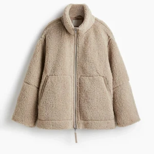 Beige teddyjacka - Mysig beige teddyjacka som endast är testad. Säljer för att jag vill ha en mindre storlek🩷köp gärna med Instabox 