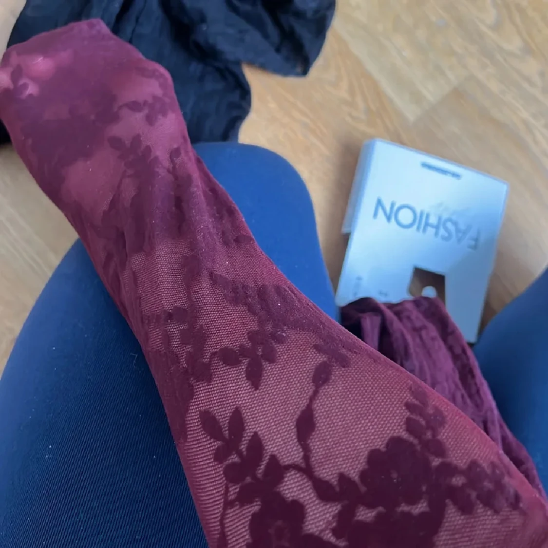 Vinröda strumpbyxor  - 1