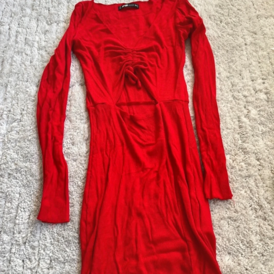 Röd långärmad klänning med snörning - 1