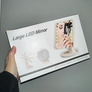 Large LED Mirror (22 LED, Black) smink spegel  - Stor LED-spegel med justerbar ljusstyrka och 360 graders rotation. Drivs med batterier (ingår ej). Perfekt för sminkning och andra skönhetsrutiner. Stor LED-spegel med 22 LED-lampor och svart ram. Justerbar ljusstyrka, 360° rotation och touch-kontroll. Perfekt för smink och styling. Produkten är ny i förpackning och skyddad med bubbelplast.✨🎁