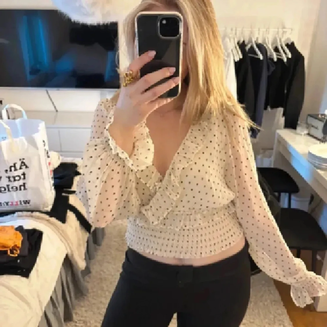 Prickig blus med volang från Bik Bok