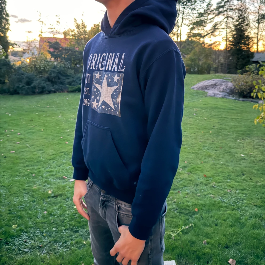 Mörkblå hoodie med stjärntryck - 1