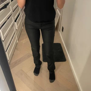 Svarta byxor från Vila, XS - Svarta matta skinnbyxor från Vila i storlek XS. Byxorna har en klassisk rak passform med normal midja och stretchiga 