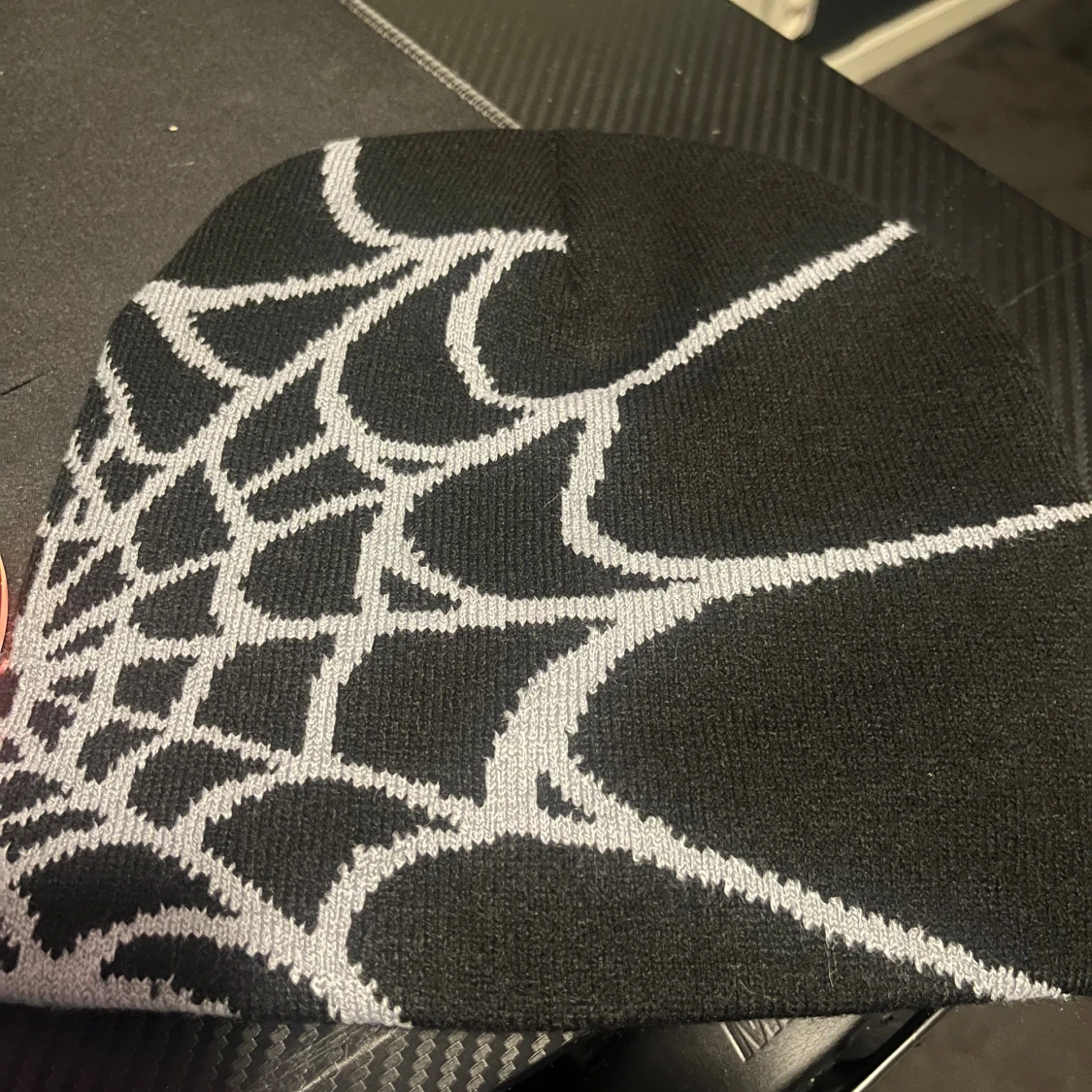 3st Stickad mössa med spindelnätsmönster - 2