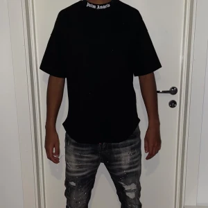 Palm angels oversize strl S Svart - Helt ny. Fin replika med grym kvalitet. Modellen är 175cm väger 67kg. Pris: 799kr. Först till kvarn som gäller. Skickas direkt inom 24h