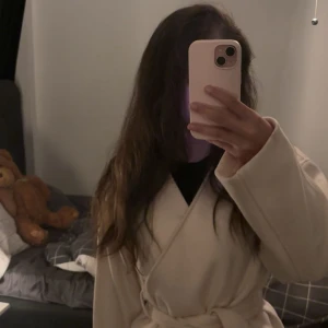 Beige omlottkappa från Gina Tricot - Säljer en stilren beige kappa från Gina Tricot i storlek M men passar mig som oftast har xs-S. Kappan har omlottmodell med bälte i midjan och långa ärmar. Använd två gånger ord pris 799 pris kan diskuteras 