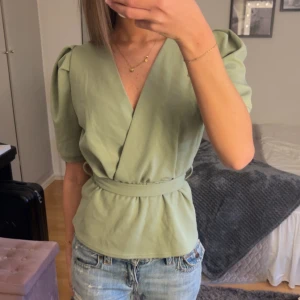 Grön peplumtopp med knytband  - Jättefin grön peplumtopp som man knyter, går att knyta som man vill!!🤍