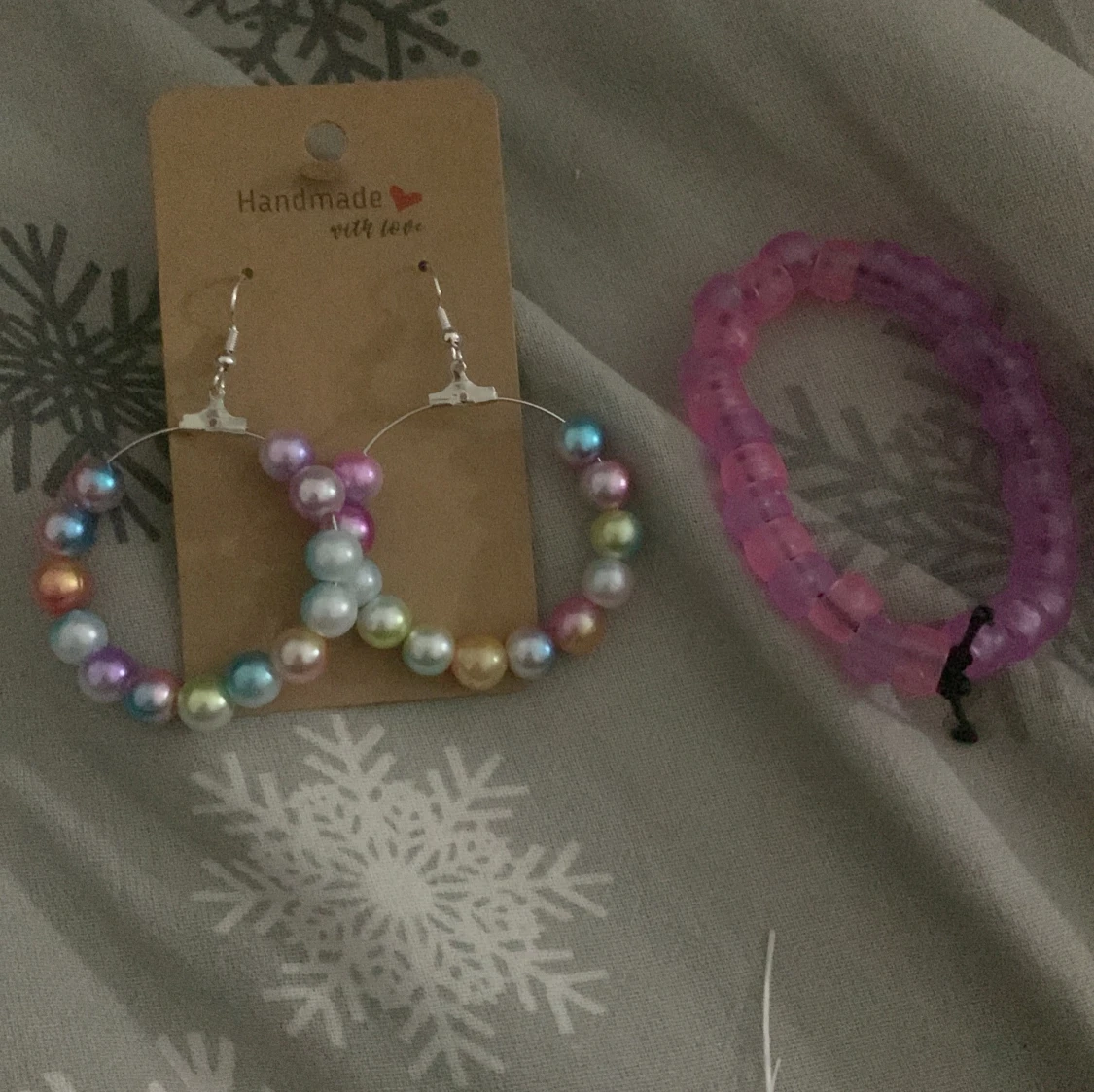 Färgglada pärlörhängen & rosa armband