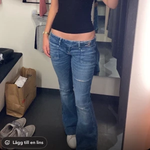 Lågmidjade bootcut jeans Gina Tricot - Säljer ett par blå lågmidjade bootcut jeans från Gina Tricot i storlek S. Jag har sytt upp jeansen, de är lite långa på mig som är 163cm så skulle nog säga att de passar någon som är cirka 165-167cm. De är använda cirka 3-5 gånger