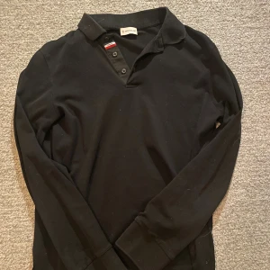 Moncler piké - Svart piké från Moncler. Tröjan är i mycket bra skick och inga defekter. Den är givetvis äkta och Qr koden går att skanna. Storlek S och sitter bra på mig som är 180 lång. Hör av er vid interesse!🙌