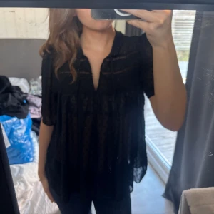 Svart prickig blus med knyt - Snygg svart blus som passar till allt!!!