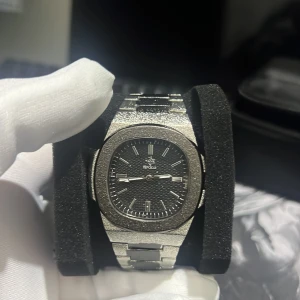 Silverfärgad klocka från Spolo - Den behövs att byta batteri bara 