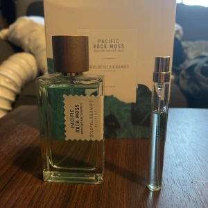 Pacific Rock Moss parfymset - Fräsch och modern parfym från Australien, Pacific Rock Moss. Snyggt set med både stor flaska och travel size. Perfekt för dig som vill ha något unikt och stilrent i din samling. Volymen på flaskan är 100 ml.