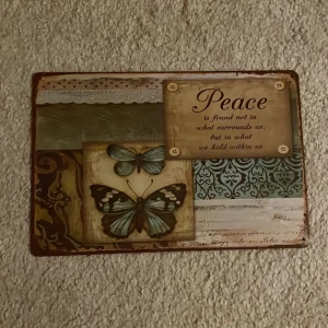 fjäril  - En vacker bok med inspirerande citat om inre frid, dekorerad med fjärilar och vintage-mönster. Perfekt för dig som gillar mindfulness, personlig utveckling eller vill ha en stilfull bok att ge bort. Passar unga vuxna som söker motivation och lugn.