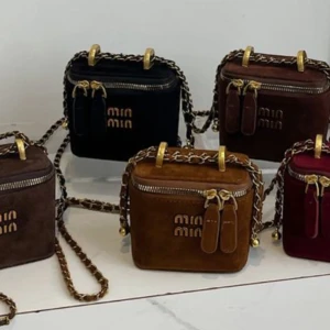 Miu Miu mocka axelväskor med kedja - Säljer flera snygga axelväskor från Miu Miu i mocka med guldfärgade detaljer och kedjeaxelrem. Väskorna finns i svart, brun, mörkbrun och vinröd. De har dragkedja upptill och Miu Miu-logga framtill. Perfekt storlek för det viktigaste.
