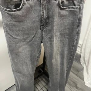 Grå jeans från Perfect Jeans, stl 32 (pris kan diskuteras💋) - Snygga grå jeans från Perfect Jeans i klassisk femficksmodell. Jeansen har rak passform och normal midja, tillverkade i slitstarkt jeanstyg. Perfekt för dig som gillar en enkel och stilren look med lite tvättad känsla.