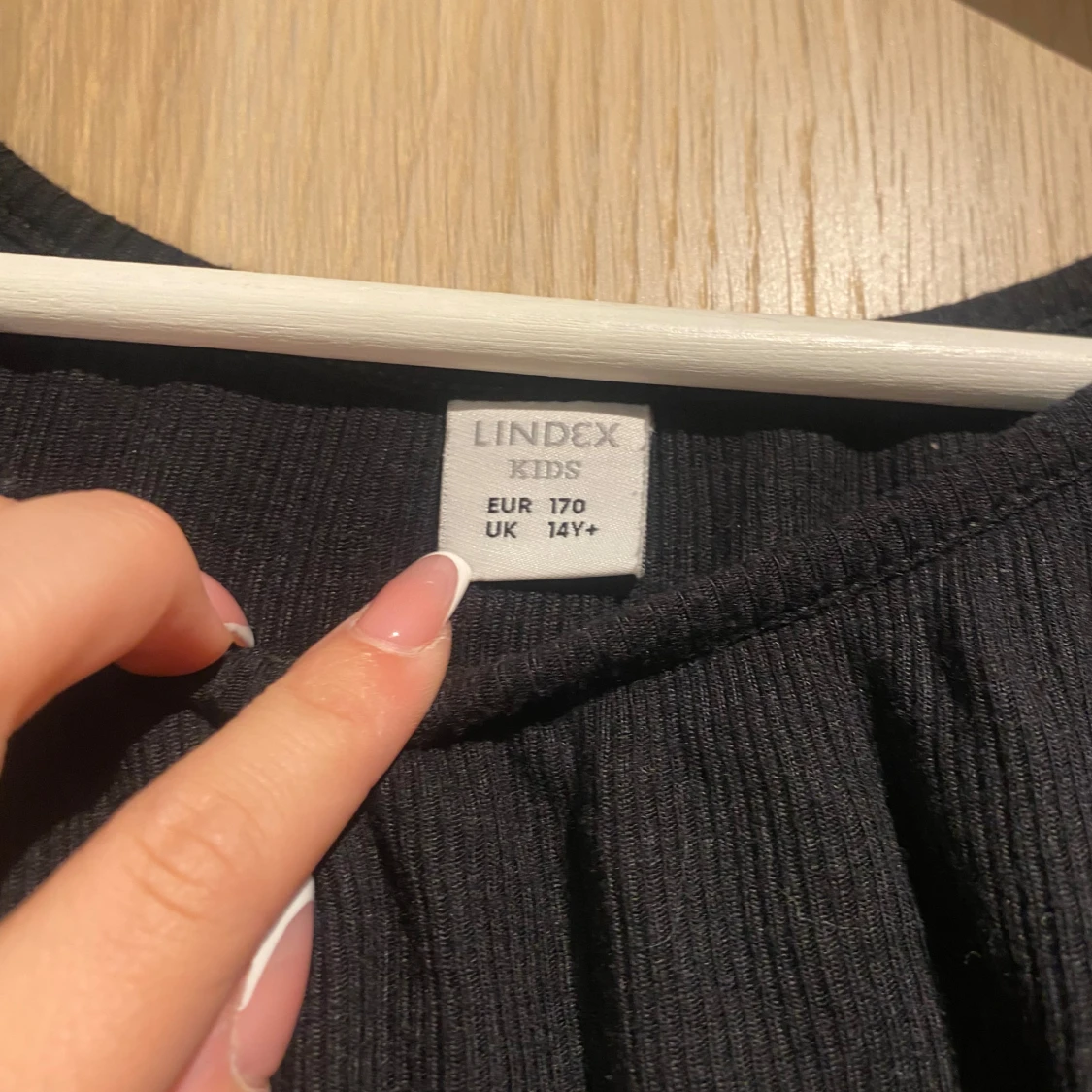 Svart ribbad topp med volang - 4