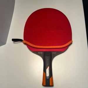 Stiga Pro Play 5-Star Bordtennisracket - Stiga Pro Play 5-Star bordtennisracket i mycket fint skick, knappt använd. Levereras med originalfodral. Båda sidor av racketen är rena och utan synligt slitage. Perfekt för både tävlings- och fritidsspelare som söker hög kvalitet.