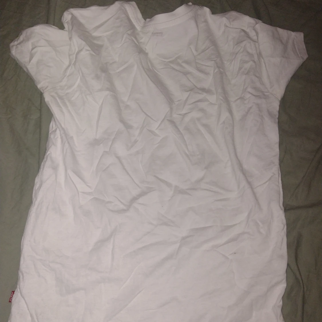 Vit Levi's t-shirt med röd logga - 1