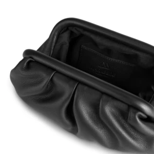 Svart kuvertväska i skinn - Stilren svart kuvertväska i mjukt skinn med snygga veck upptill. Perfekt storlek för det viktigaste och enkel att matcha till olika outfits. Väskan har en minimalistisk look och känns både modern och klassisk.