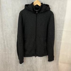 Woolrich caridgan - Riktigt soft woolrich caridgan som passar M. Väldigt fint skick. Modellen är 185 passar dock från 180 till 190. Jackan är i ull