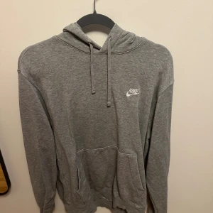 Nike hoodie - Grå Nike hoodie i storlek M. Perfekt med hoodie nu till vintern. Tveka inte på att höra av er vid frågor eller prisförslag!