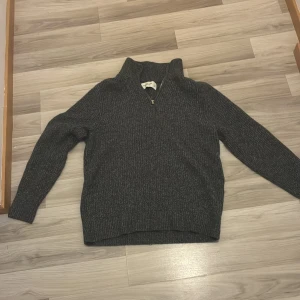 Half zip från abercrombie and fitch - Väldigt skön half zip som är stickad från abercrombie and fitch använd fåtal gånger