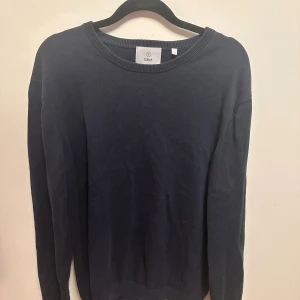Mörkblå stickad tröja från Bläck - Mörkblå tröja från bläck. Storlek L. Använd ca 10 gånger. Nypris 699kr mitt pris 200kr. Tveka inte på att höra av er vid frågor eller prisförslag!