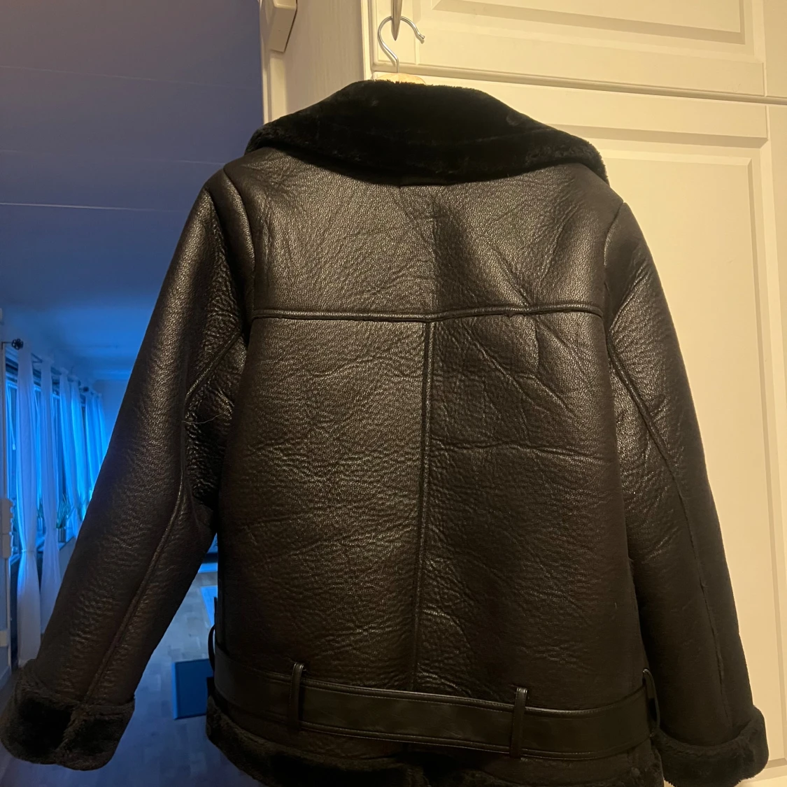 Svart pälsjacka/Pilotjacka från NA-KD  - 1